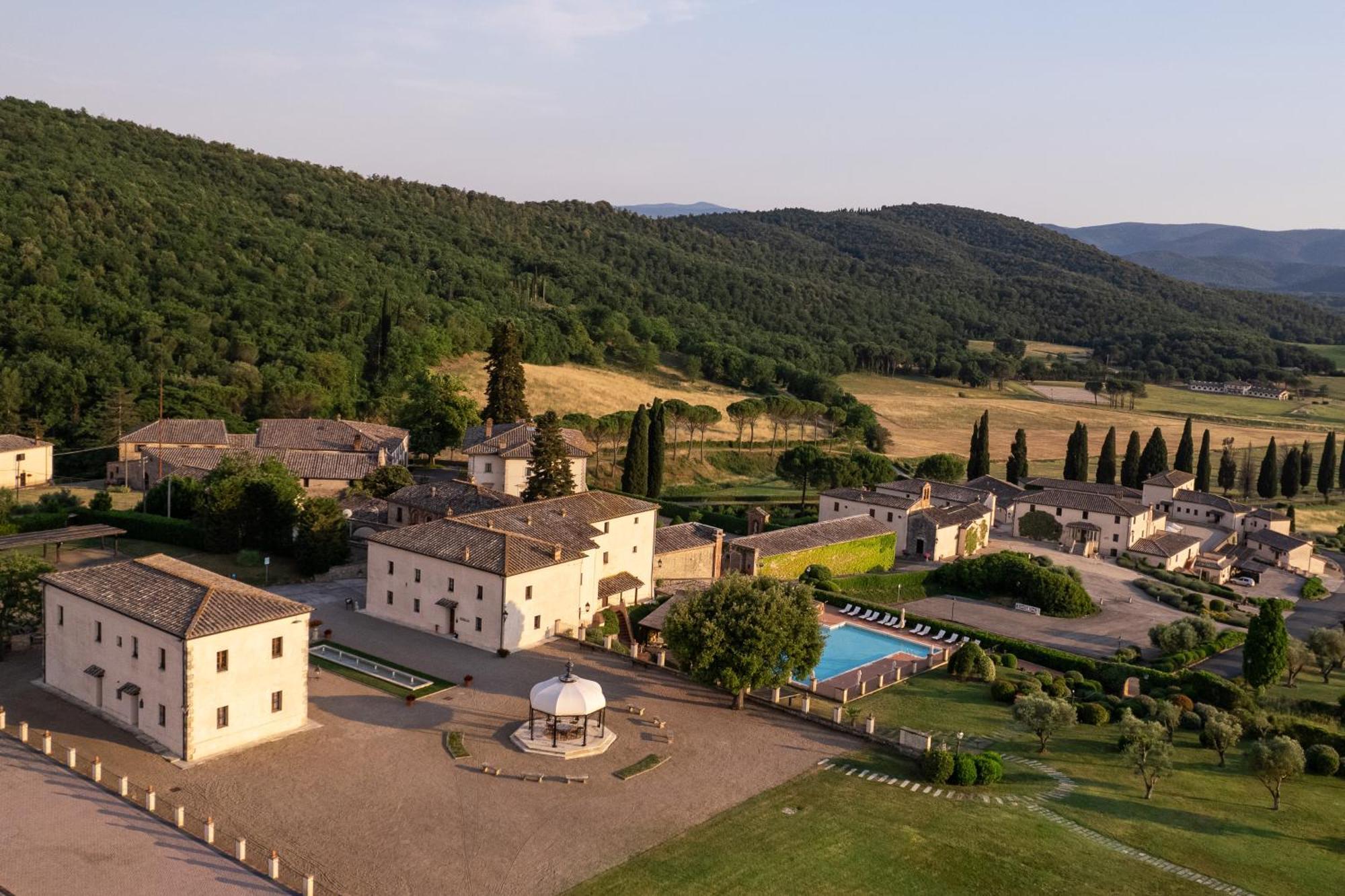 La Bagnaia Golf Resort Bagian luar foto